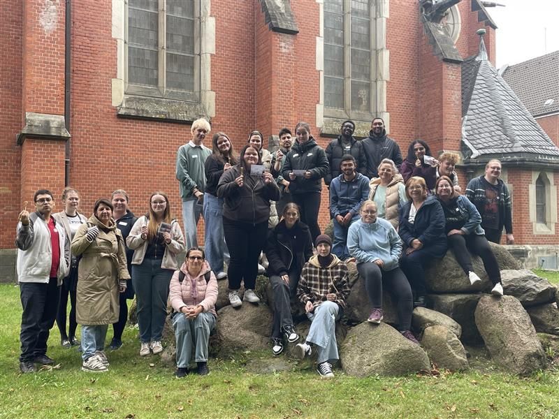 Gruppe von Auszubildenden vor Backsteinkirche bei den Azubitagen